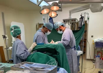 فريقٌ طبيٌّ بمستشفى خولة ينجح في تدخل جراحيٍّ عاجل لحالة حرجة بـ”نزوى”