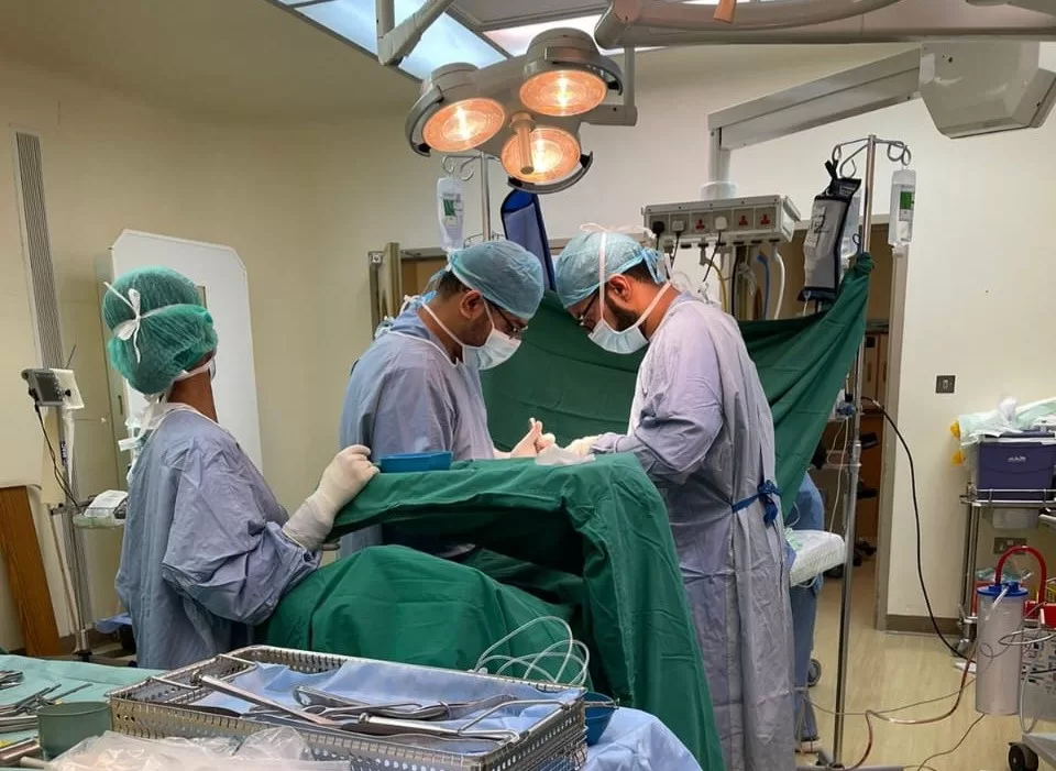 فريقٌ طبيٌّ بمستشفى خولة ينجح في تدخل جراحيٍّ عاجل لحالة حرجة بـ”نزوى”
