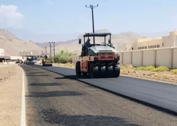 مواصلة أعمال رصف 207 كيلومترات من مشروعات الطرق في الداخلية