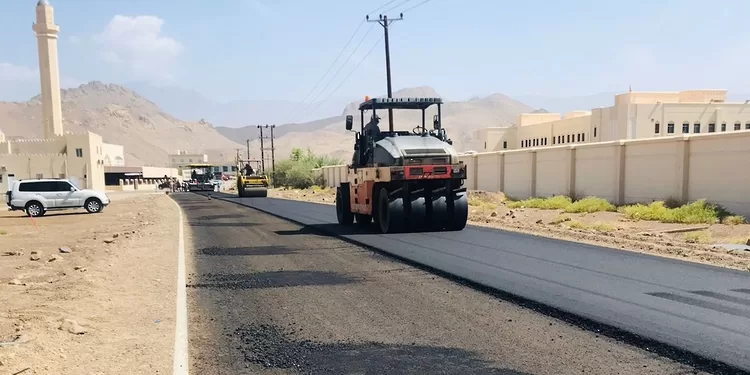 مواصلة أعمال رصف 207 كيلومترات من مشروعات الطرق في الداخلية