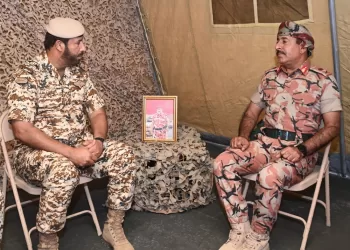 قائد الجيش السلطاني العماني يستقبل مسؤولا عسكريا بحرينيا