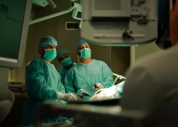 الأولى من نوعها.. المستشفى السُّلطاني يجري عملية جراحية لإنقاص وزن طفل بعمر 8 سنوات