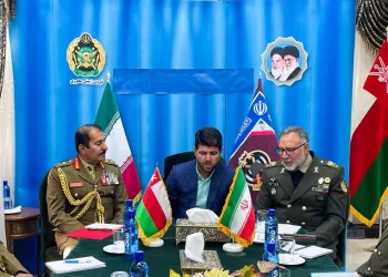 قائد الجيش السلطاني العُماني يلتقي قائد القوة البرية للجيش الإيراني