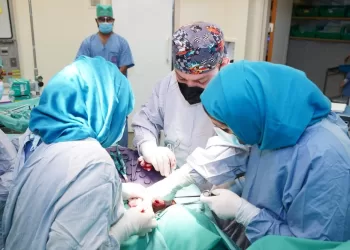 المستشفى السلطاني ينجح في إجراء عملية مُعقدة لاستئصال الغدتين الكظريّتين والقولون لمريض