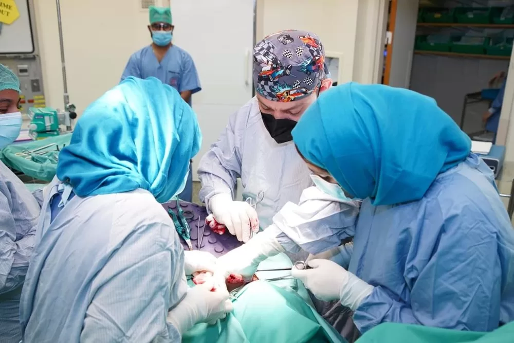 المستشفى السلطاني ينجح في إجراء عملية مُعقدة لاستئصال الغدتين الكظريّتين والقولون لمريض