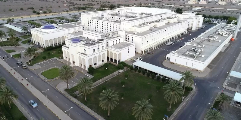 نسبة الإنجاز في مشروع تطوير العيادات الخارجية بمستشفى صحار تصل إلى 80%
