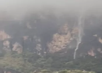 جريان الأودية ونزول الشلالات في عدد من المناطق بظفار