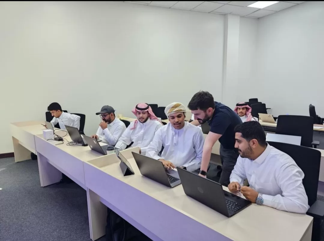 إطلاق أول دفعة من المعسكرات العمانية السعودية في مجالي تطوير الويب وتحليل البيانات