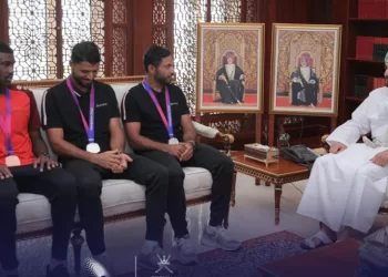سمو السيد ذي يزن يستقبل لاعبي “الإبحار الشراعي” بعد الفوز بالفضية الآسيوية