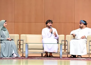 مناقشة الجهود الوطنية لتعزيز المناخ الاستثماري في ظفار