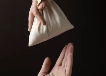 بهذه الطريقة.. موظف إداري يختلس 6.7 ألف ريال