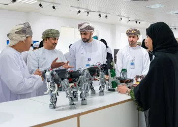 وزير الإعلام يلتقي طلبة جامعة التقنية والعلوم التطبيقية بنزوى