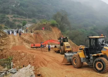 إعادة فتح جميع الطرق المتأثرة بالحالة المدارية في ظفار