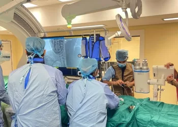 فريق طبي من مستشفى صحار ينجح في إجراء أول عملية قسطرة دماغية