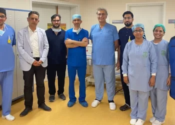 فريق طبي متخصص بمستشفى خولة يجري تدخلًا عاجلًا لمريضة بمستشفى صحار