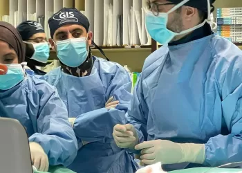 تشكل حدثا علميا فريدا.. “الصحة” تحقق إنجازا طبيا بإجراء عملية معقدة على البث المباشر