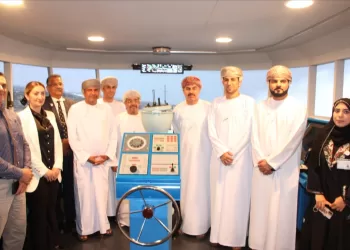 وكيل “النقل” يستعرض المبادرات الوطنية في لقاء بطلبة كلية عمان البحرية الدولية