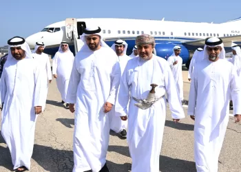 الشيخ ذياب بن محمد بن زايد يصل سلطنة عمان
