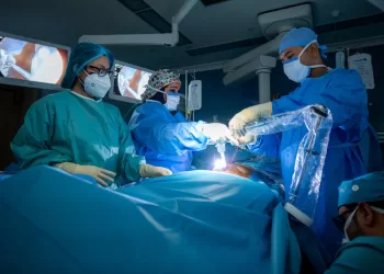 القطاعُ الصحيُّ في سلطنة عُمان.. تطوّر ملحوظ وتوسيع نطاق مظلة الخدمات