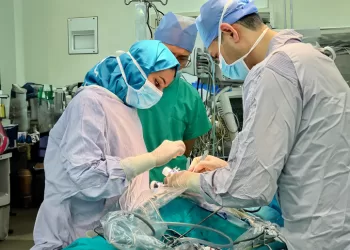 إجراء عملية معقدة لإزالة ورم في الصدر لطفل بالمستشفى السلطاني
