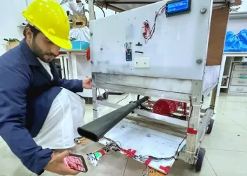 طالب عُماني يبتكر “روبوت” لإطفاء الحرائق تلقائيًّا وعن بُعد