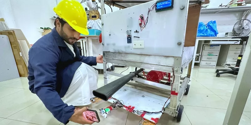 طالب عُماني يبتكر “روبوت” لإطفاء الحرائق تلقائيًّا وعن بُعد