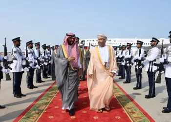 وزير الداخلية الكويتي يصل إلى سلطنة عُمان