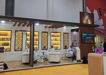 إقبال واسع من الزوار على جناح سلطنة عُمان في معرض الشارقة الدولي للكتاب