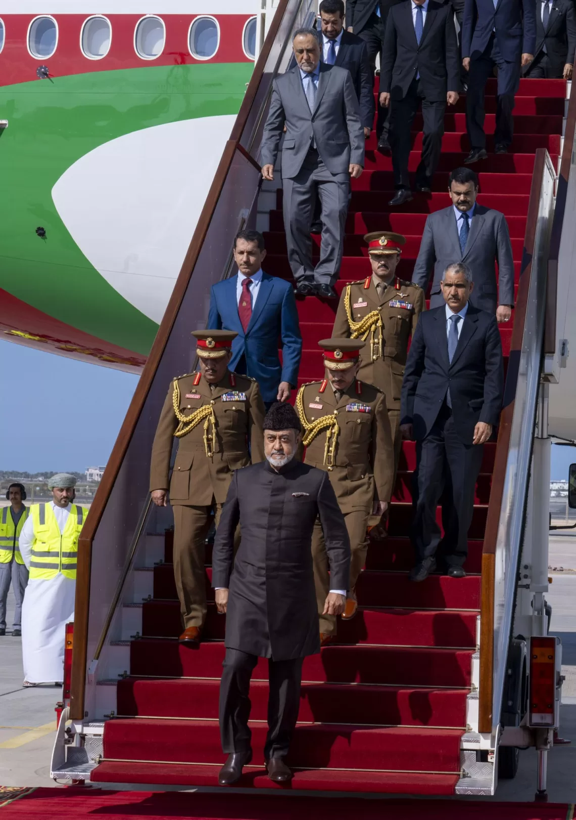 جلالة السلطان يعود إلى أرض الوطن