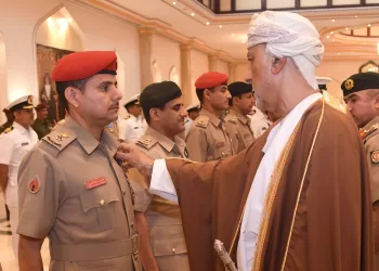 جلالة السلطان يُنعم على عددٍ من منتسبي قُوّات السُّلطان المسلحة بميداليتي الخدمة الممتازة والثناء السلطاني