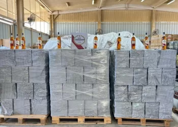 مداهمة منزل في البريمي وضبط كميات كبيرة من المشروبات الكحولية