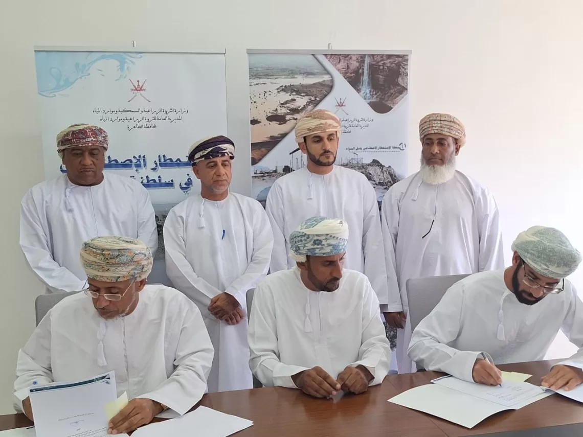 بأكثر من 700 ألف ريال.. توقيع اتفاقيتين لإنشاء حائطي حماية للأراضي الزراعية في الظاهرة