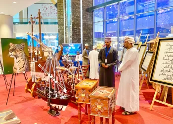 “العُمانية لحقوق الإنسان” تزور معرض منتجات نزلاء السجن المركزي