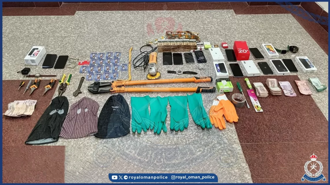 ضبط 3 أشخاص بتهمة السرقة من محال تجارية في سمائل