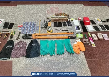 ضبط 3 أشخاص بتهمة السرقة من محال تجارية في سمائل