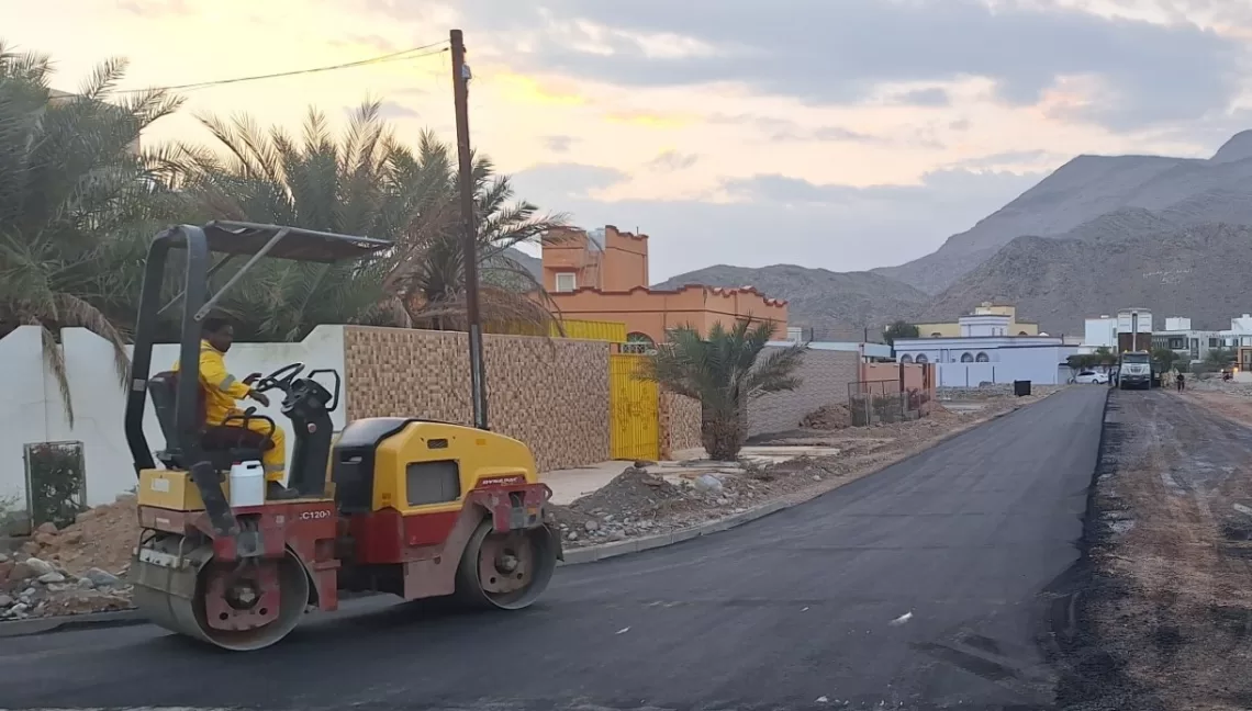 إنجاز 70% من رصف الطرق الداخلية بولاية الحمراء
