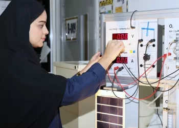 مشروع طلابي لإنتاج الهيدروجين الأخضر عن طريق التحليل الكهربائي للماء