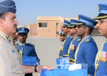 قائد سلاح الجو السلطاني العُماني يسلم البراءة السلطانية وشهادات الدبلوم في العلوم العسكرية للضباط الخريجين