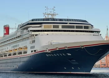 ميناء صلالة يستقبل سفينة سياحية