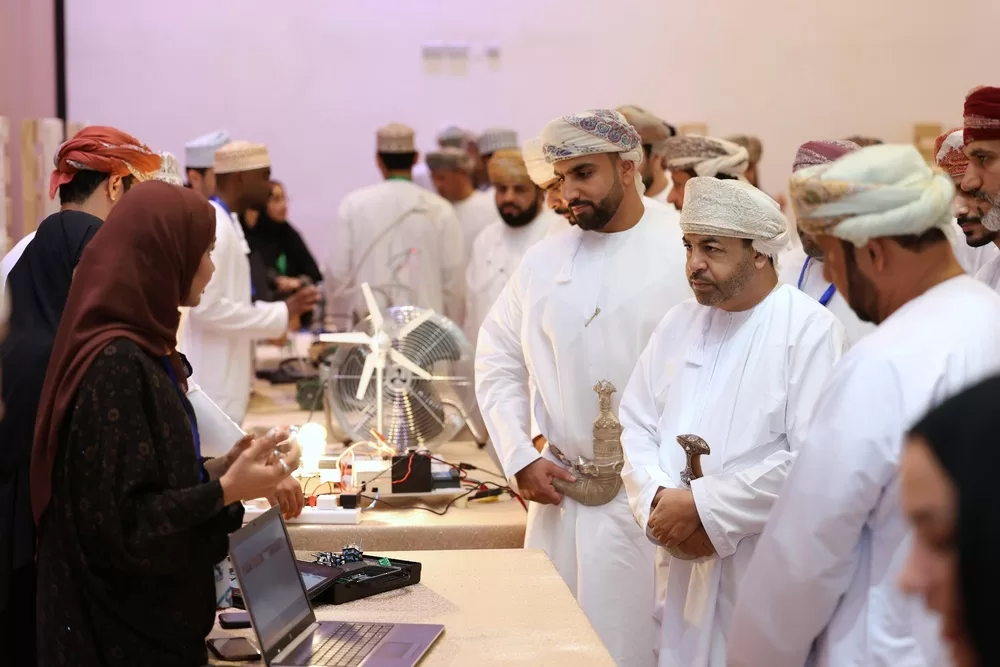 لتعزيز ثقافة ريادة الأعمال.. استعراض المشاريع الهندسية الطلابية في معرض بشناص