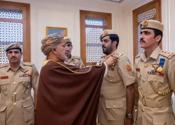 جلالةُ السلطان يُنعم بميداليتي الخدمة الممتازة والثناء السُّلطاني على عددٍ من المنتسبين العسكريين بشؤون البلاط السلطاني