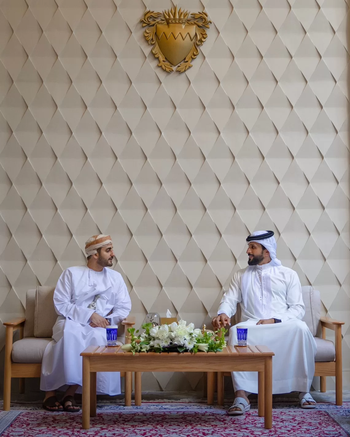 السيد ذي يزن يلتقي بممثل ملك البحرين للأعمال الإنسانية وشؤون الشباب