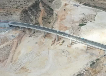افتتاح الحركة المرورية على جسر وادي عفول في رخيوت