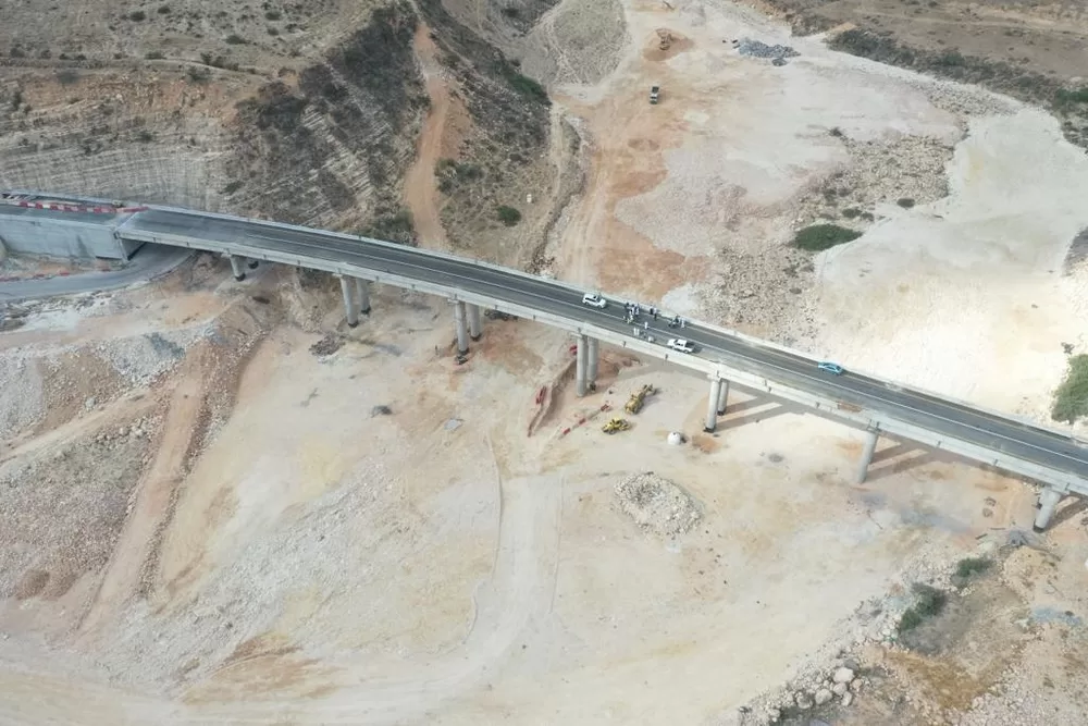 افتتاح الحركة المرورية على جسر وادي عفول في رخيوت