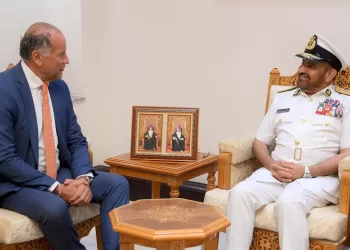 رئيسُ أركان قوات السُّلطان المسلحة يستقبل رئيس الاتحاد الدولي للرماية