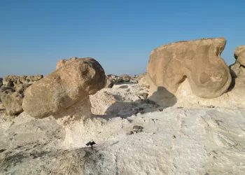 حديقة الصخور  في الدقم.. معلم سياحي وجيولوجي يستقطب السياح والزوار