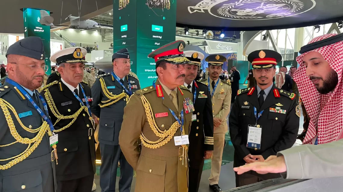قائد الجيش السلطاني العُماني يزور معرض الدفاع العالمي بالسعودية