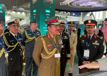 قائد الجيش السلطاني العُماني يزور معرض الدفاع العالمي بالسعودية