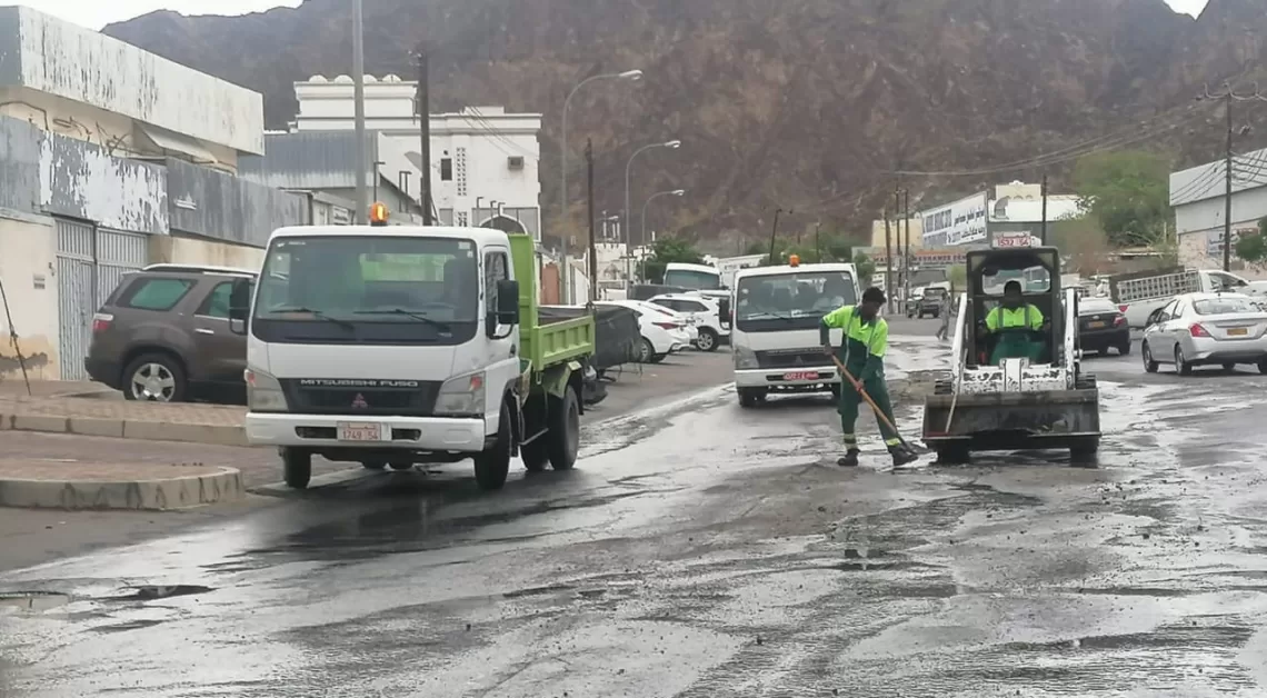 فرق ميدانية للتعامل مع تأثيرات الحالة الجوية بمحافظة مسقط