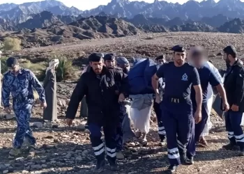 وفاة شخص وإنقاذ آخر بعدما انجرفت مركبتهما في وادي بالظاهرة